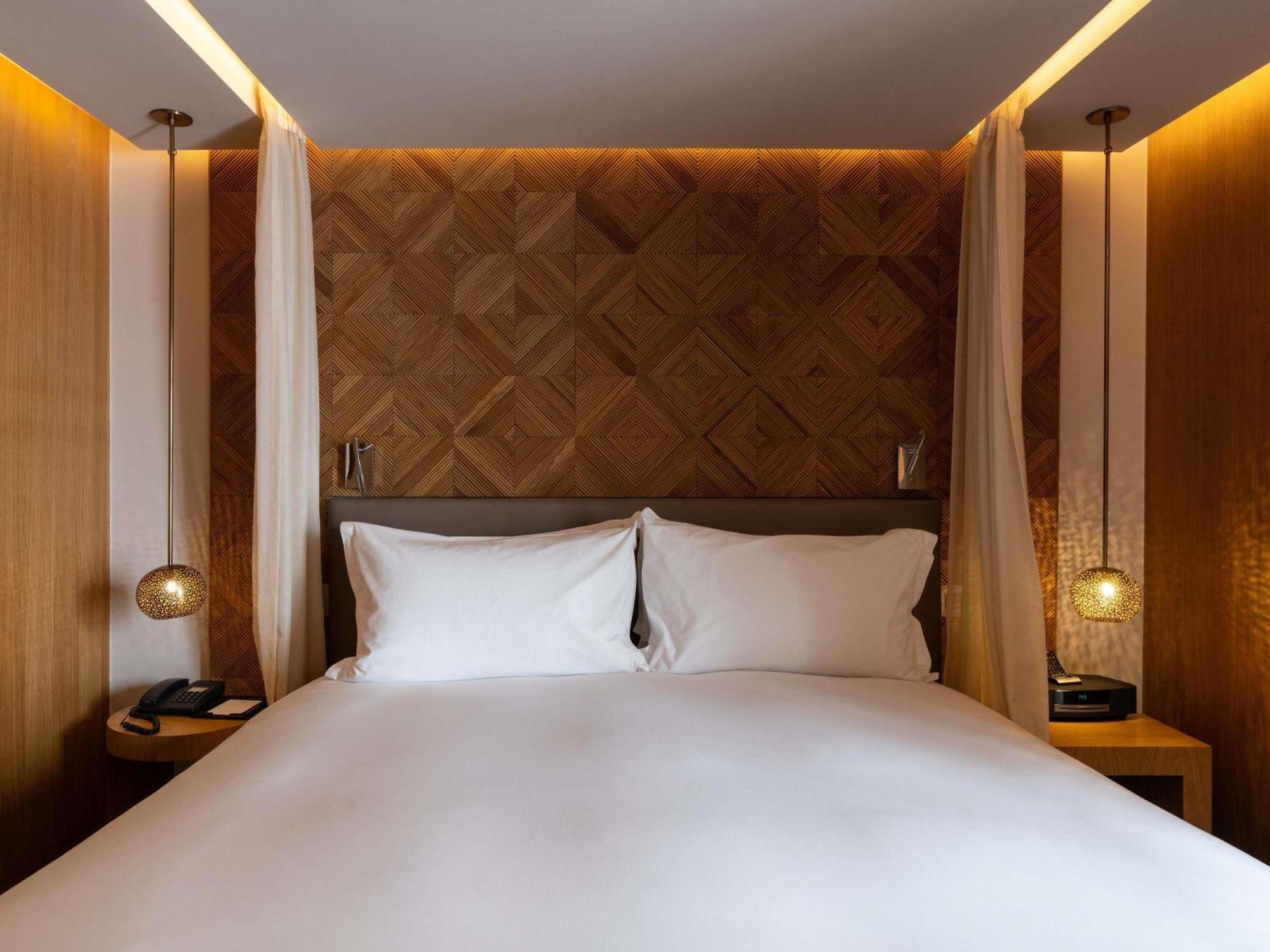 Contemporary Junior King Suite with Balcony,1729994797:JPEG
