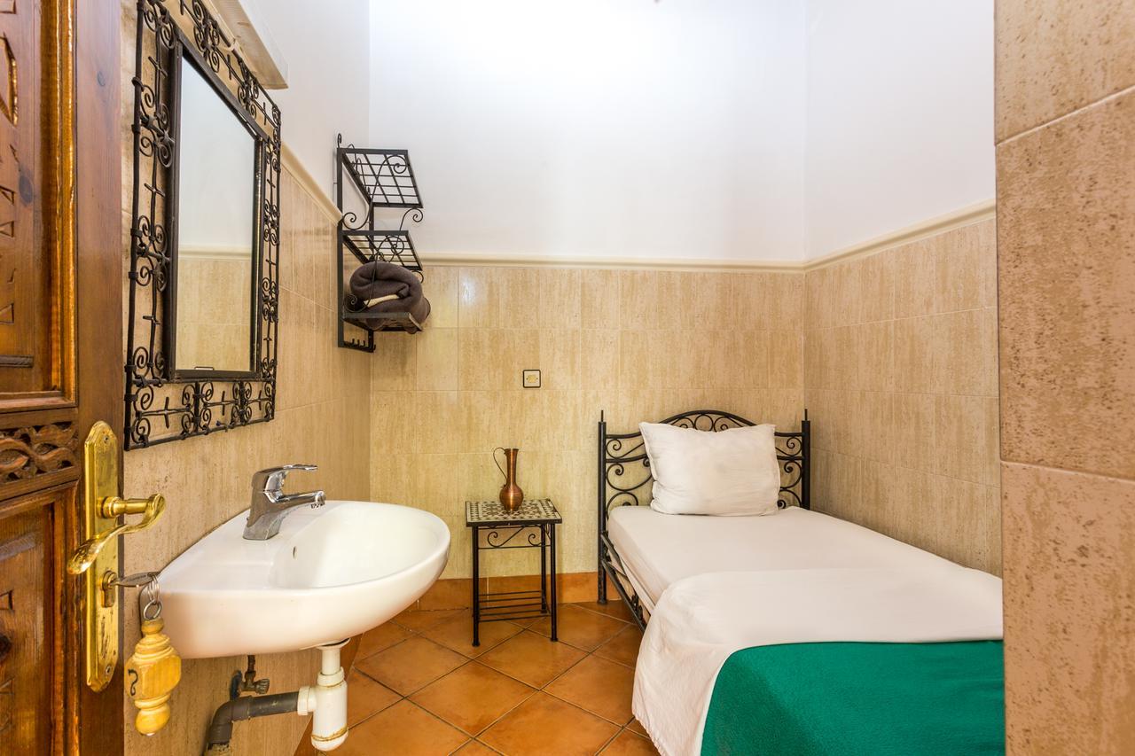 Chambre Simple avec Toilettes et Douche Communes