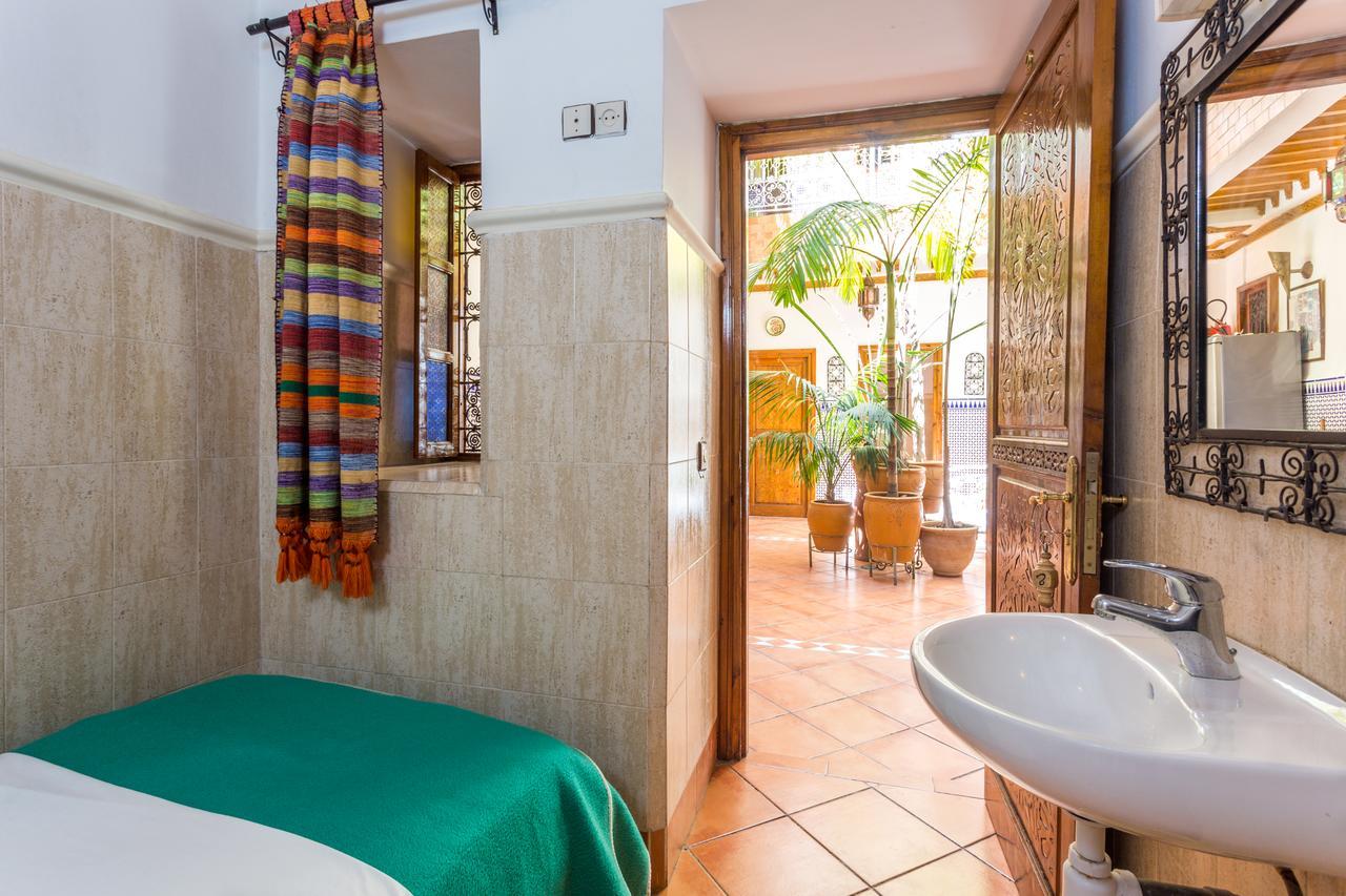 Single Room Shared Shower Toilet,525969948:JPEG